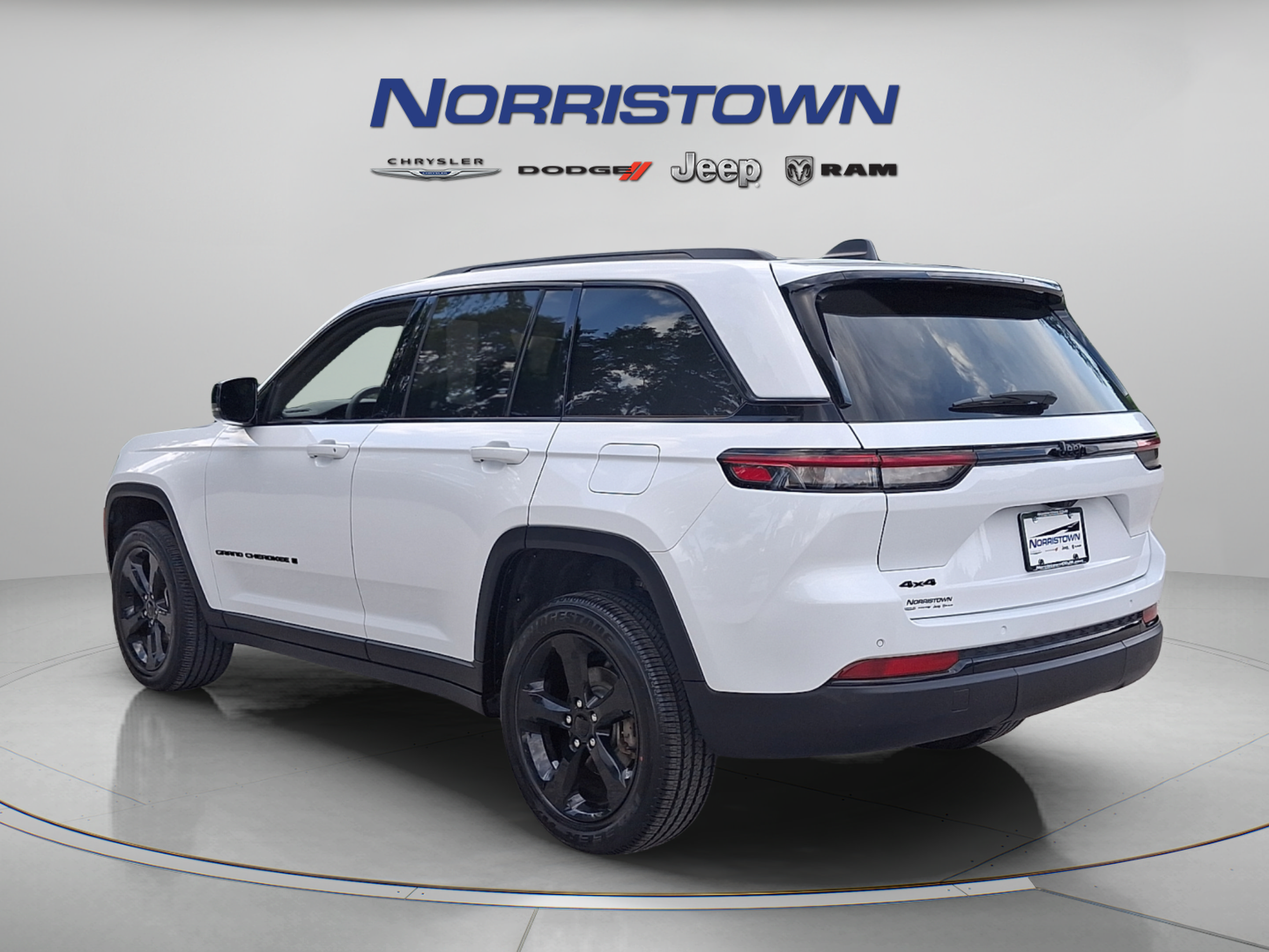 Used 2023 Jeep Grand Cherokee Altitude AWD/4WD image 4