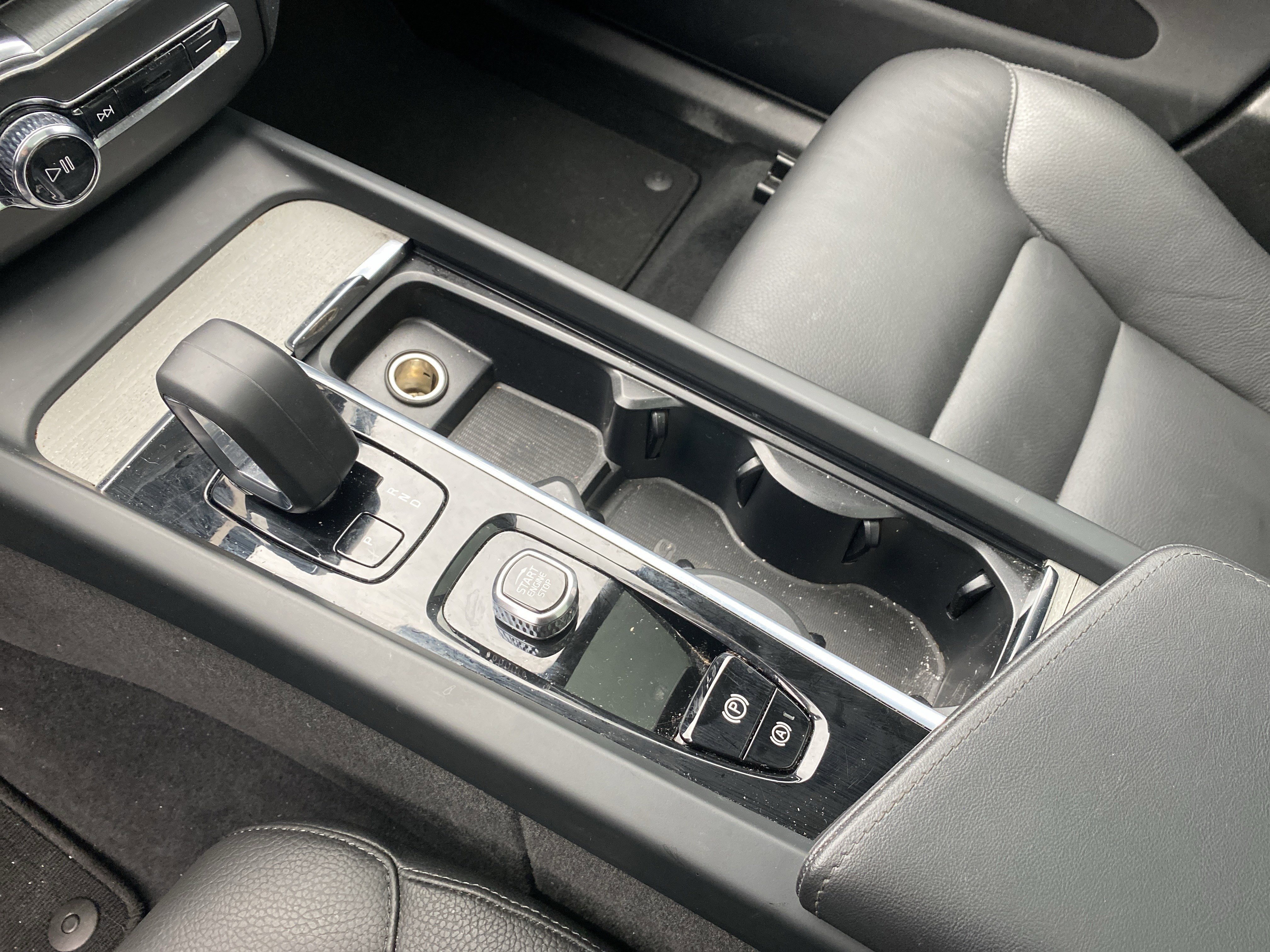 Used 2025 Volvo XC60 B5 Plus image 30