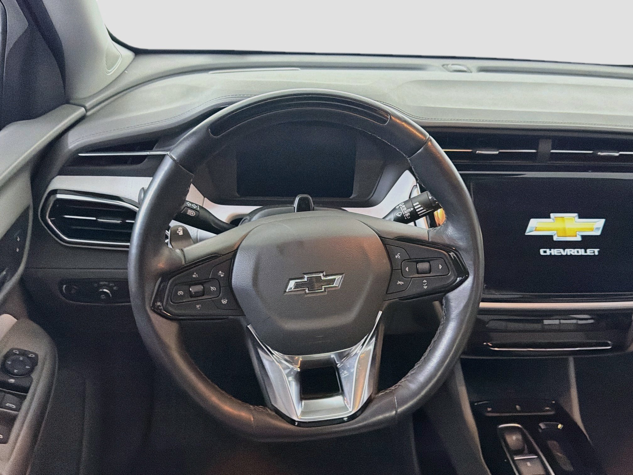 Used 2023 Chevrolet Bolt EUV Premier w/ Sun & Sound Package FWD image 17