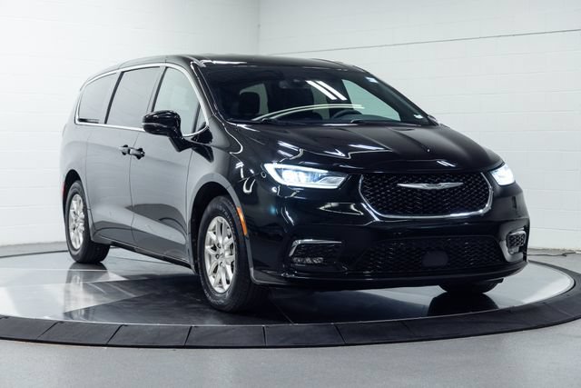 Used 2025 Chrysler Pacifica Select FWD image 4