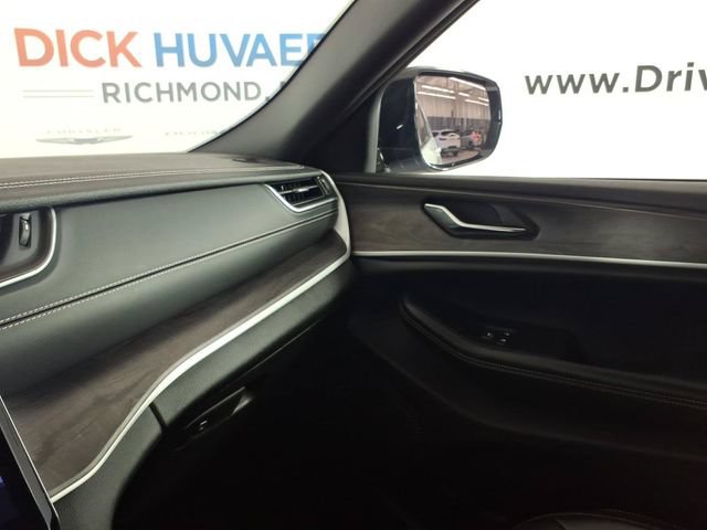 Used 2024 Jeep Grand Cherokee L Limited w/ Black Appearance Package AWD/4WD image 24