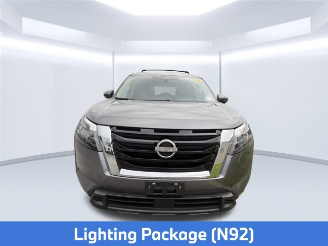 Used 2024 Nissan Pathfinder SV w/ Lighting Package (N92) FWD image 2