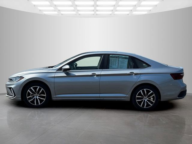 Used 2025 Volkswagen Jetta SE image 4