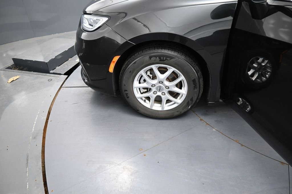 Used 2023 Chrysler Pacifica Touring-L FWD image 15