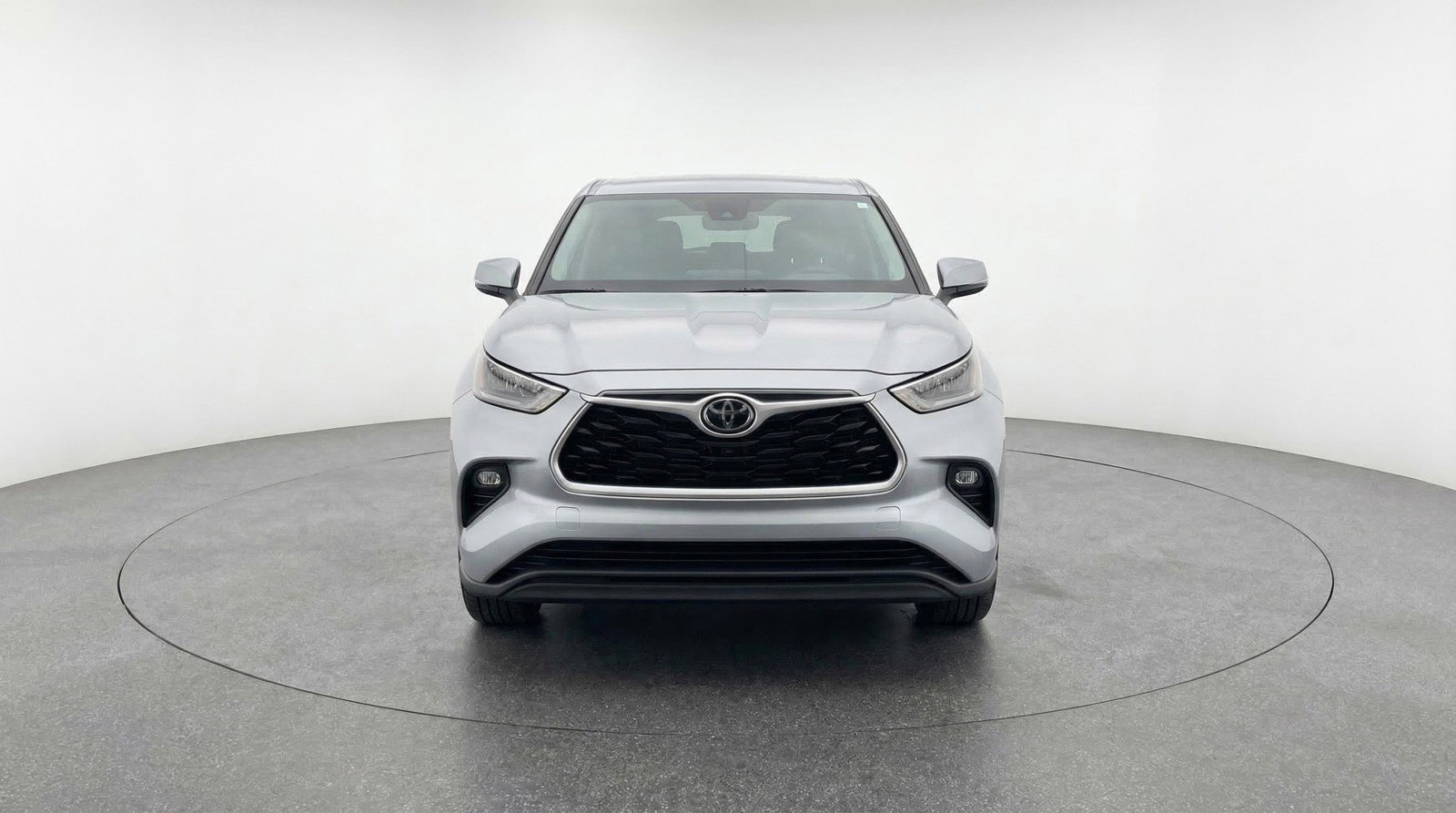 Used 2025 Toyota Highlander LE image 2