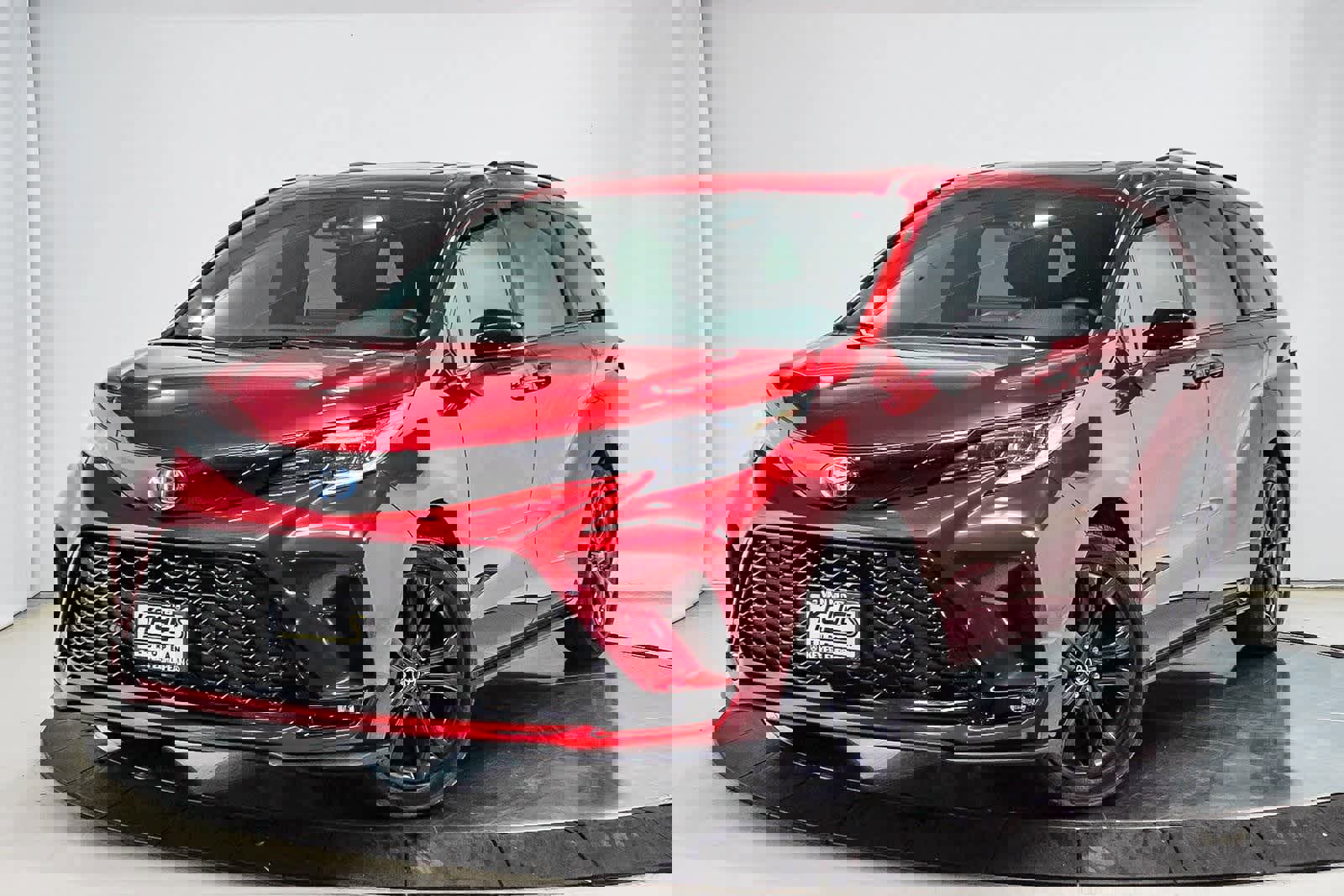 Used 2025 Toyota Sienna XSE image 1