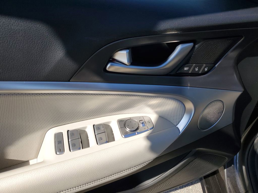 Used 2025 Genesis G70 2.5T w/ Sport Prestige Package image 18