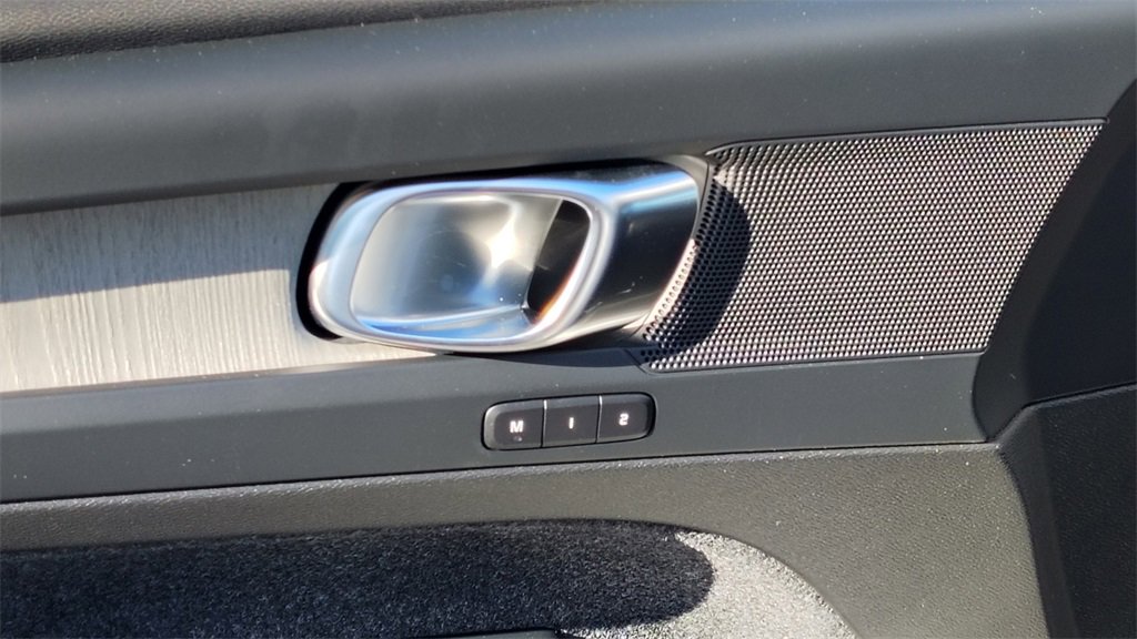 New 2026 Volvo XC40 B5 Core w/ Climate Package image 9