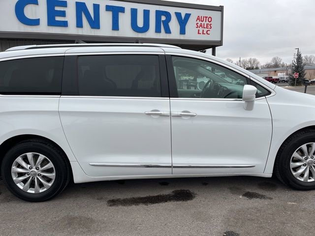 Used 2018 Chrysler Pacifica Touring-L w/ Premium Audio Group image 16