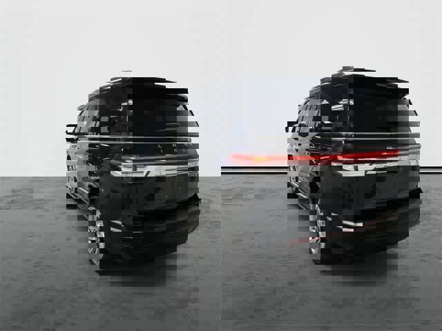 Used 2024 Lincoln Navigator Reserve image 2