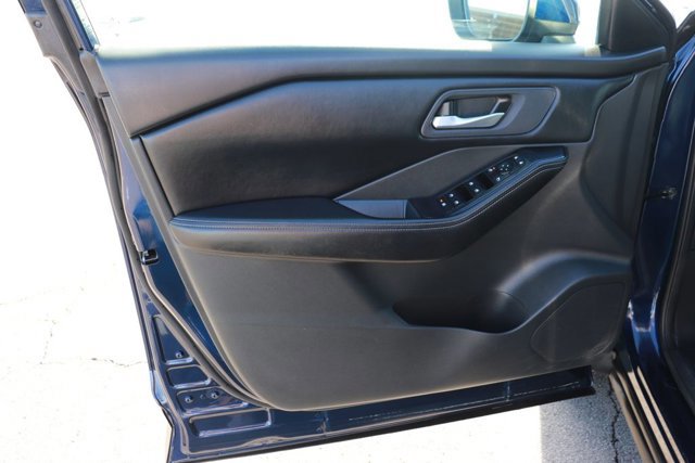 Used 2025 Nissan Rogue SV image 8