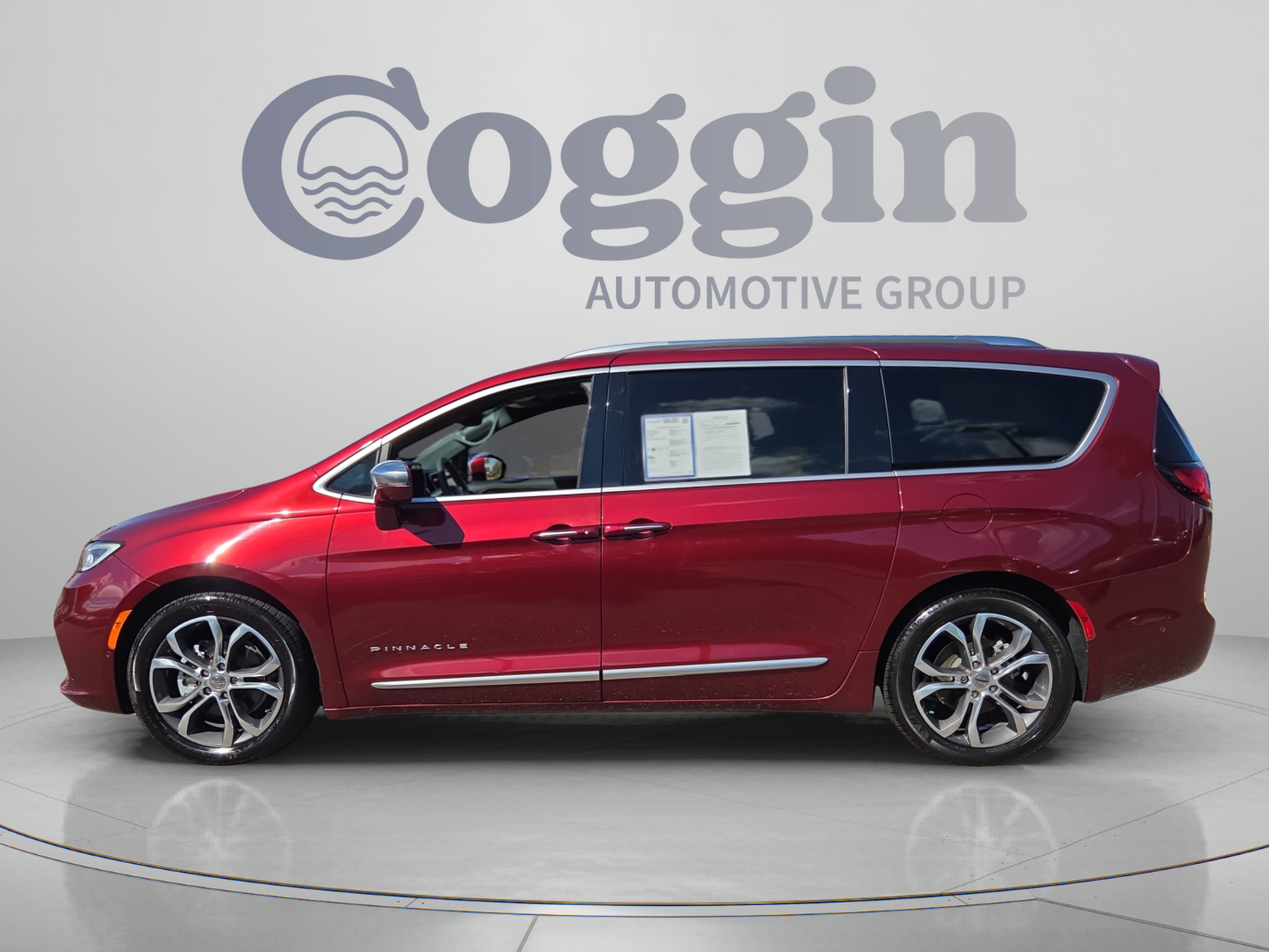 Used 2022 Chrysler Pacifica Pinnacle FWD image 2