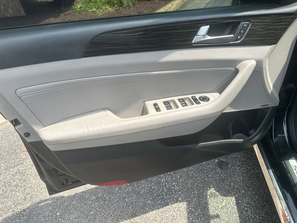 Used 2017 Hyundai Sonata Limited w/ Ultimate Package 04 FWD image 9