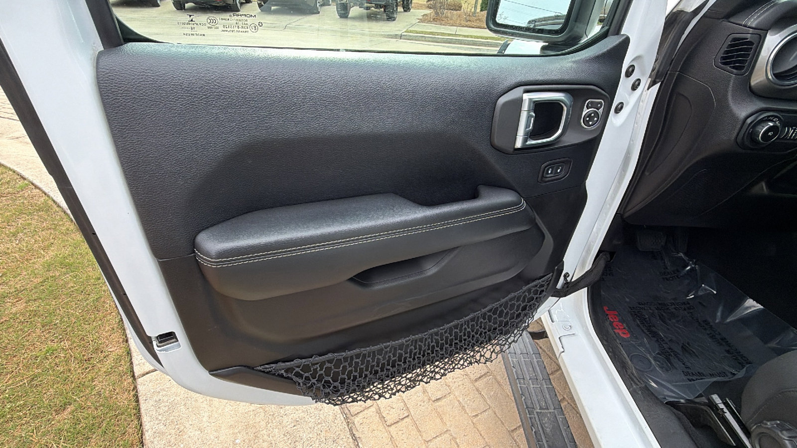 Used 2018 Jeep Wrangler Unlimited Sahara AWD/4WD image 13