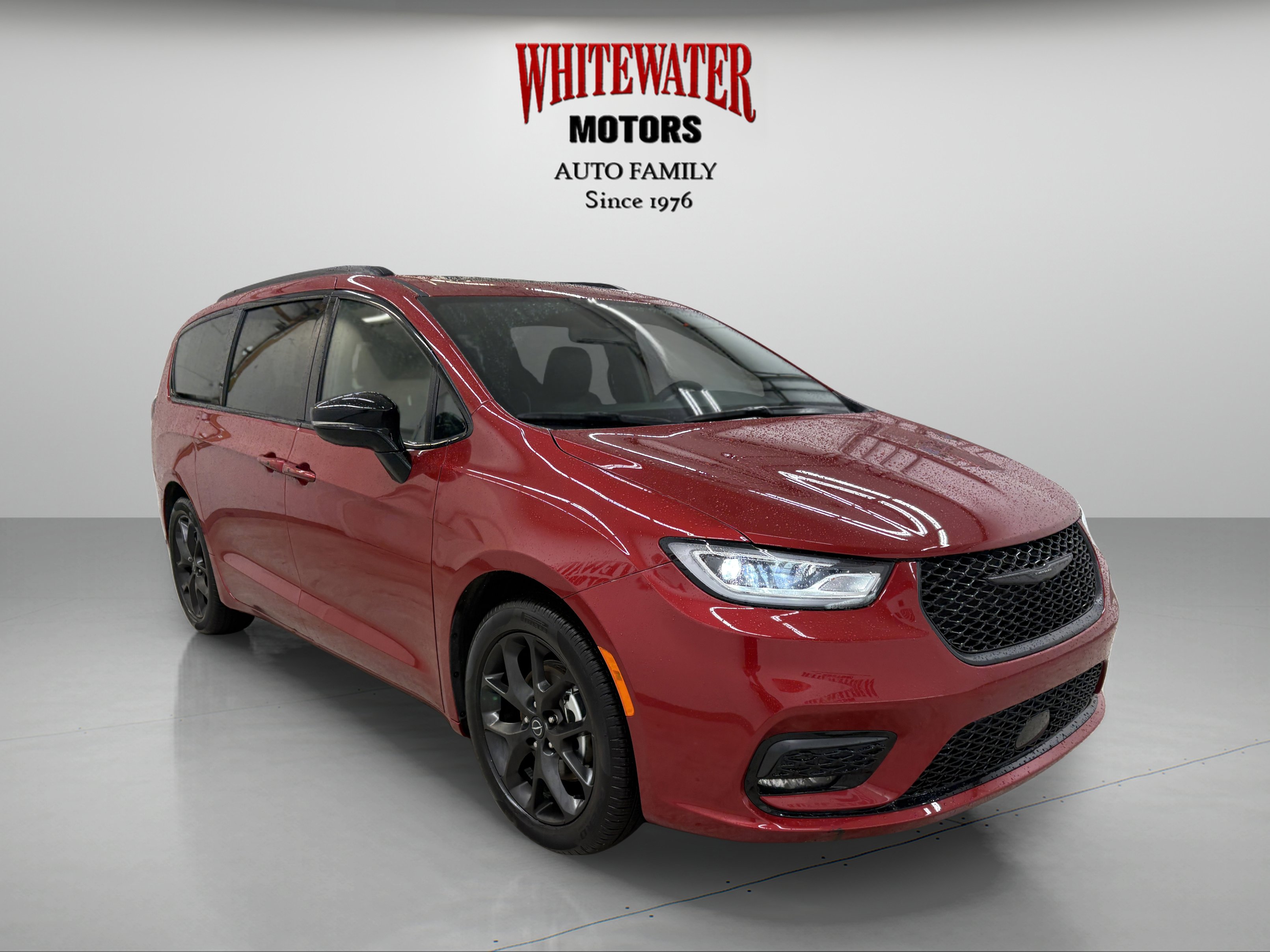 Used 2025 Chrysler Pacifica Limited image 5