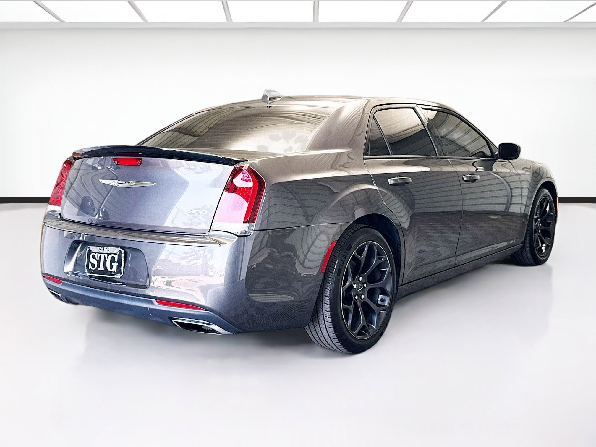 Used 2020 Chrysler 300 Touring w/ Sport Appearance Package image 4