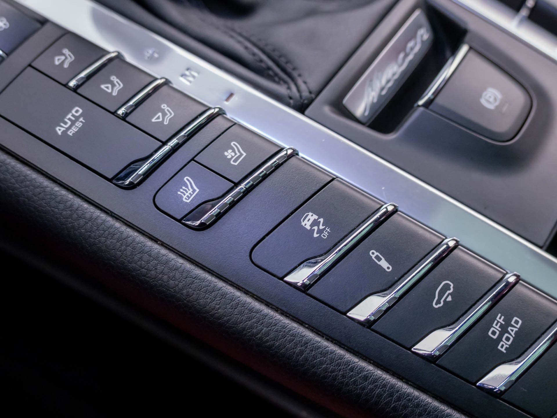 Certified 2021 Porsche Macan Turbo image 30