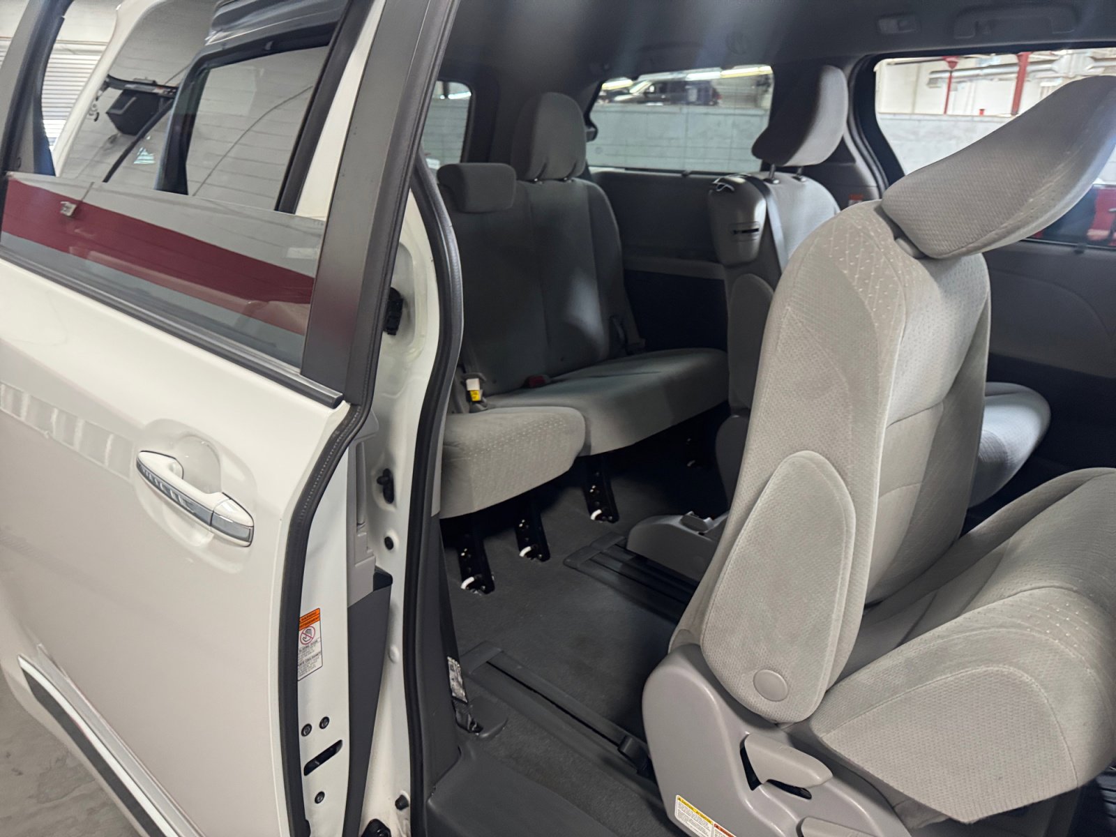 Certified 2019 Toyota Sienna LE w/ LE Preferred Package FWD image 27