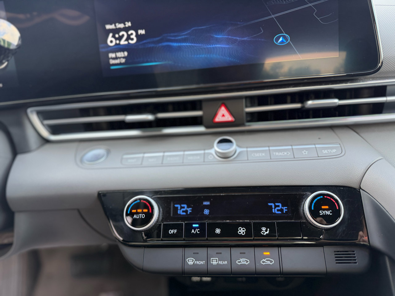 Used 2024 Hyundai Elantra SEL image 25