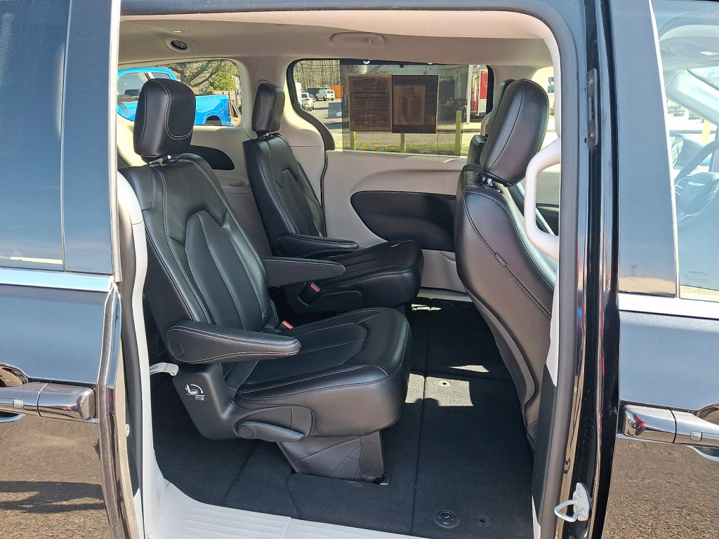 Used 2023 Chrysler Pacifica Touring-L image 14