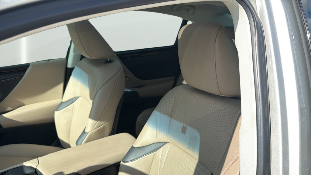 Used 2020 Lexus ES 350 Ultra Luxury w/ Accessory Package 2 FWD image 11