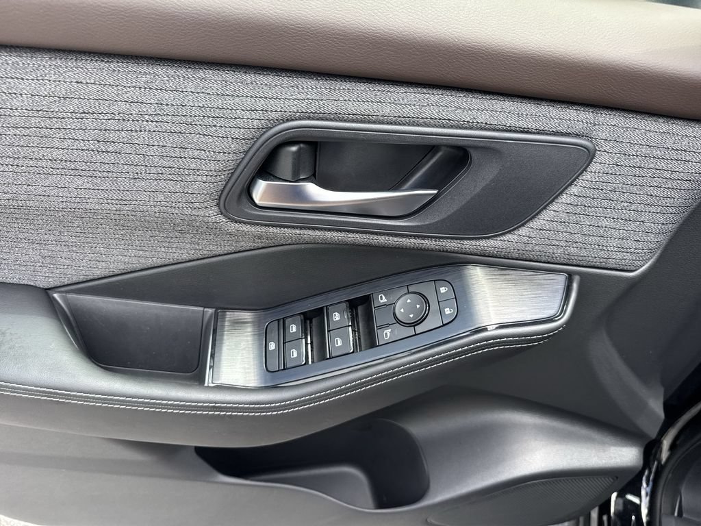 Used 2023 Nissan Rogue SV FWD image 40
