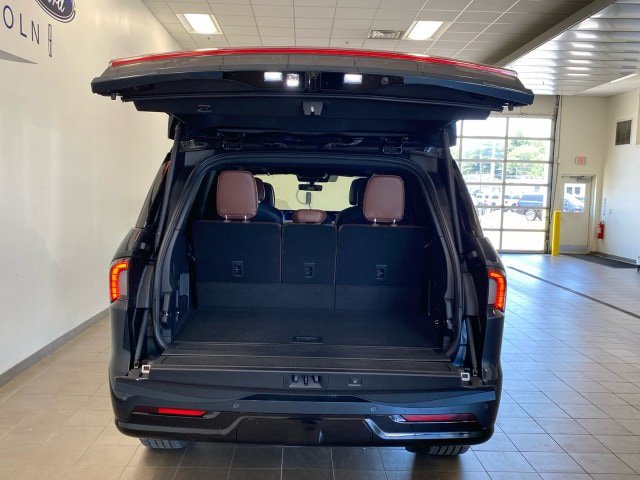 New 2026 Lincoln Navigator Reserve AWD/4WD image 9