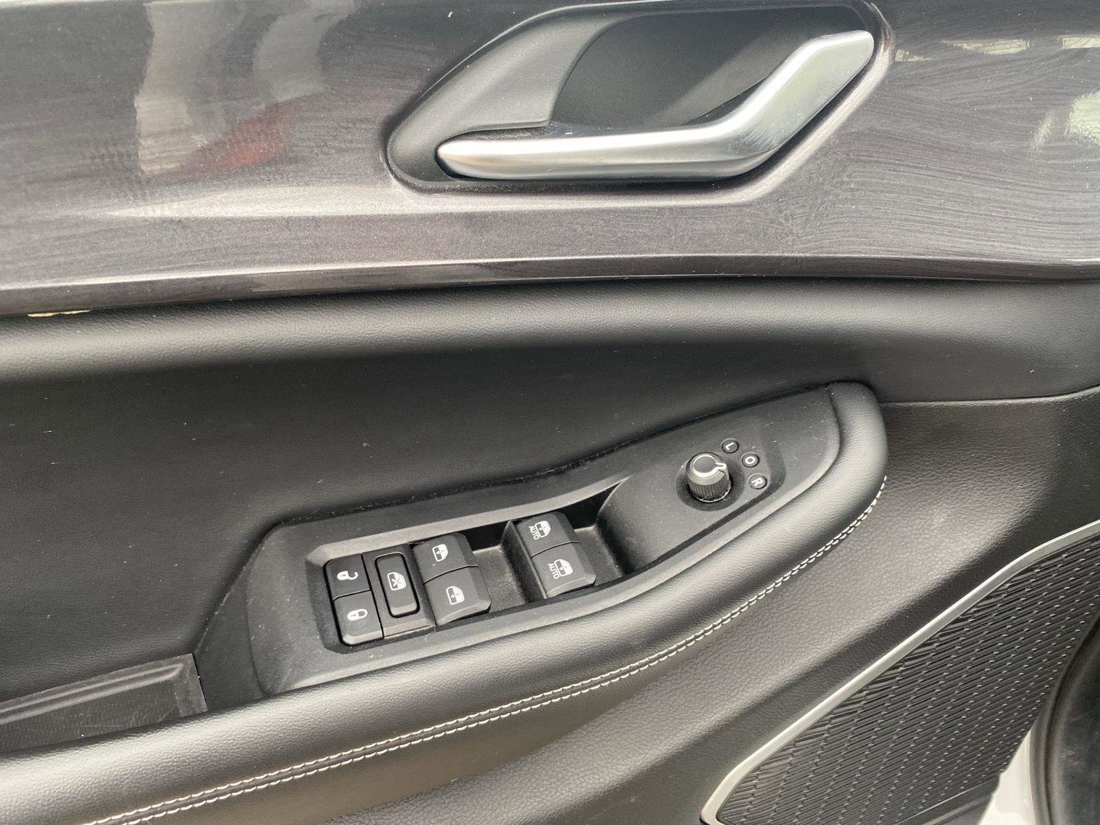 Used 2022 Jeep Grand Cherokee Laredo w/ Luxury Tech Group I image 19