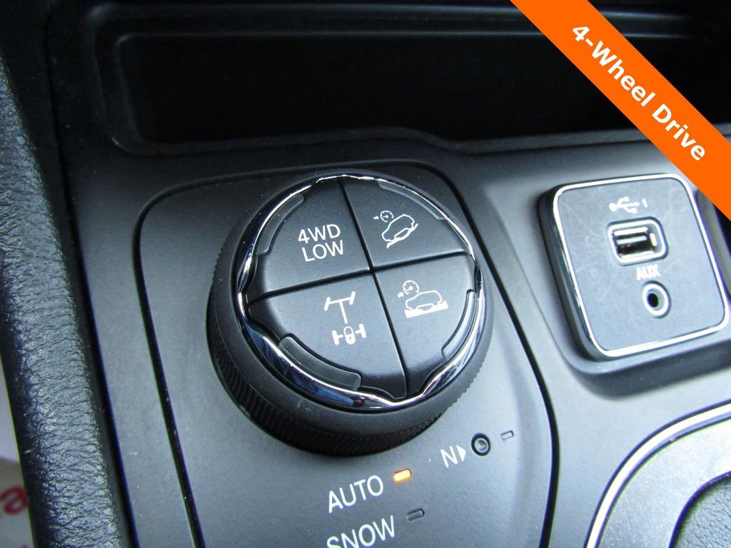 Used 2022 Jeep Cherokee Trailhawk w/ Premium Leather Package AWD/4WD image 19