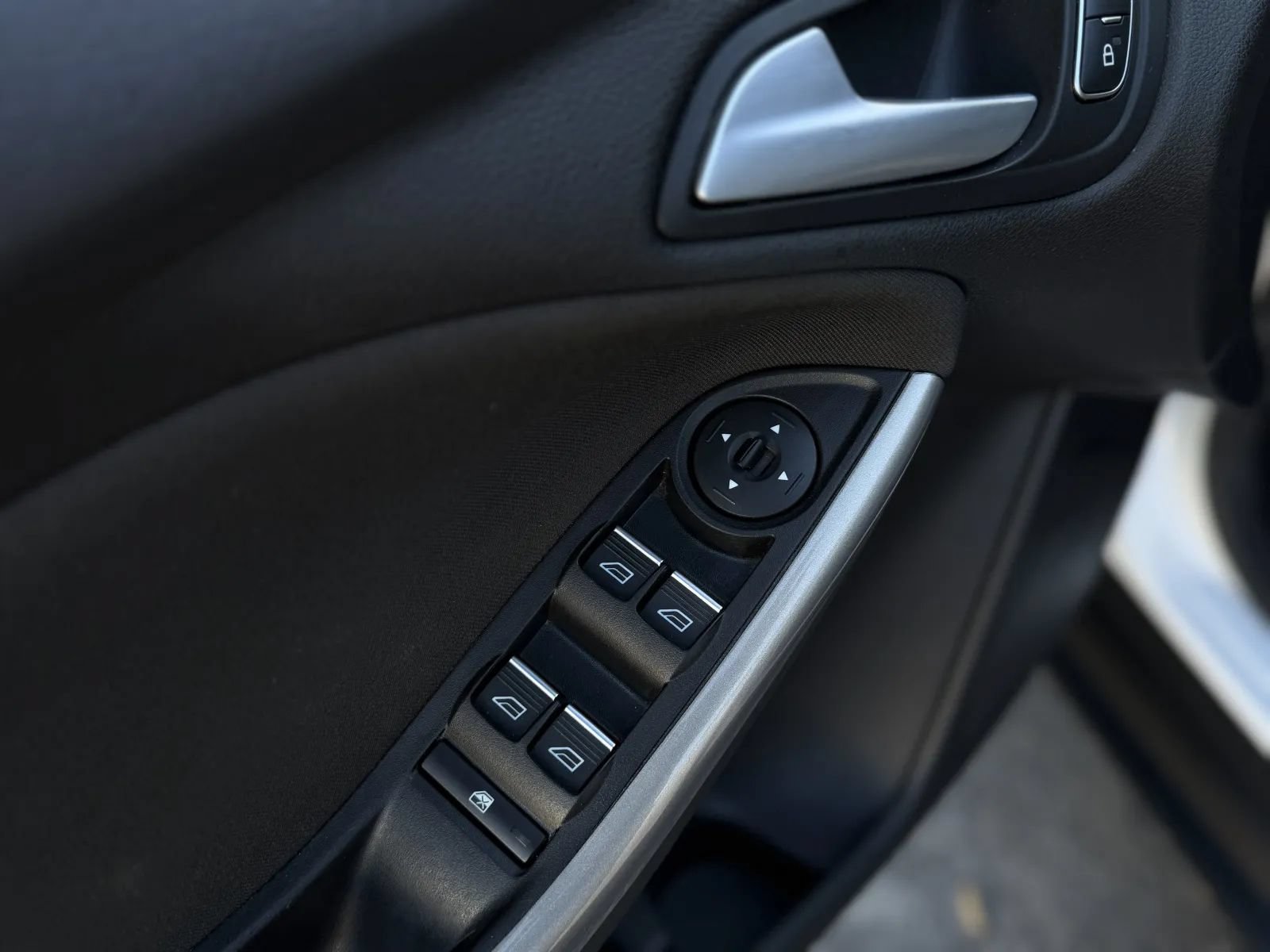 Used 2018 Ford Focus Titanium FWD image 27