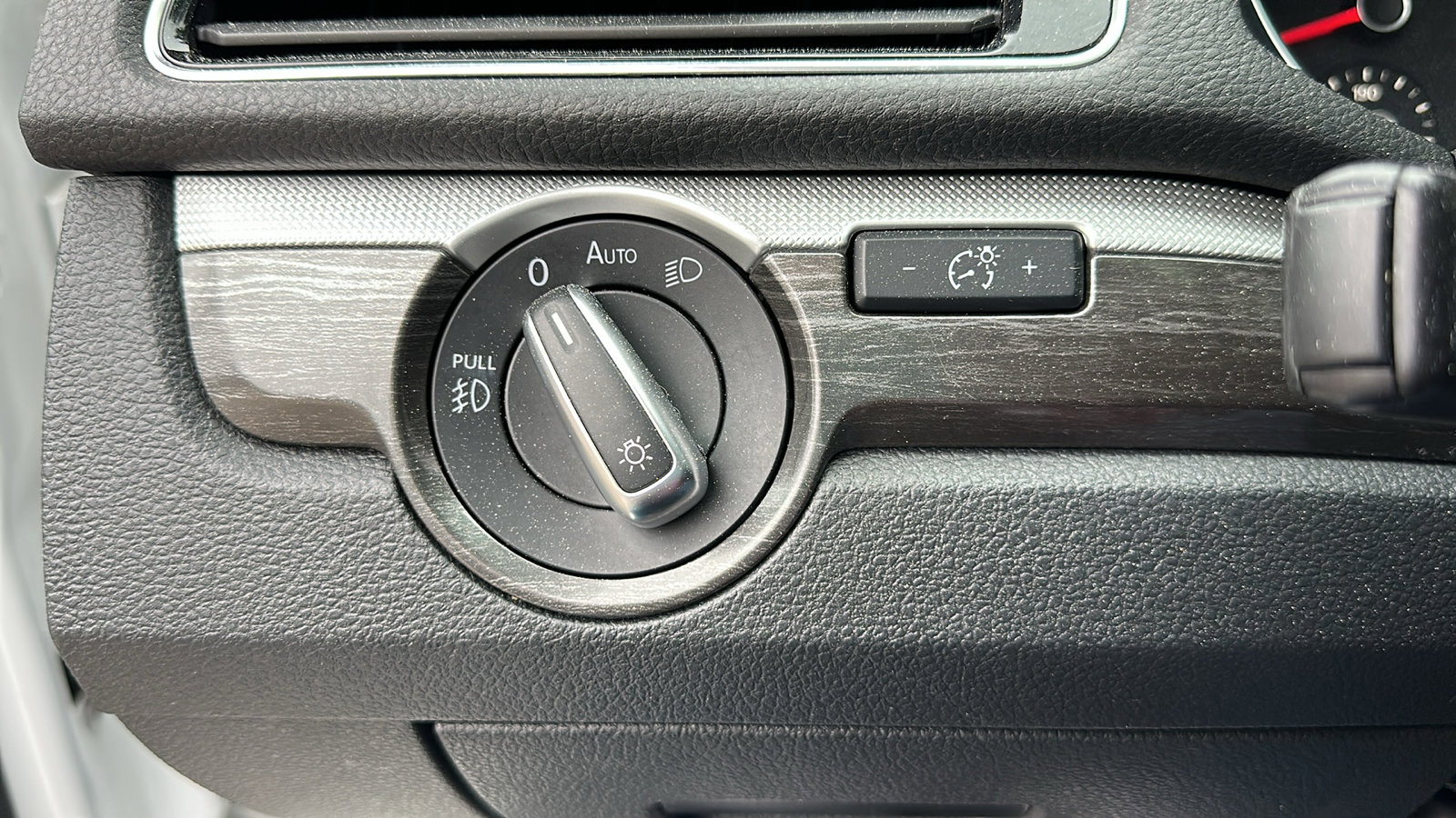 Used 2018 Volkswagen Passat 2.0T SEL Premium image 15