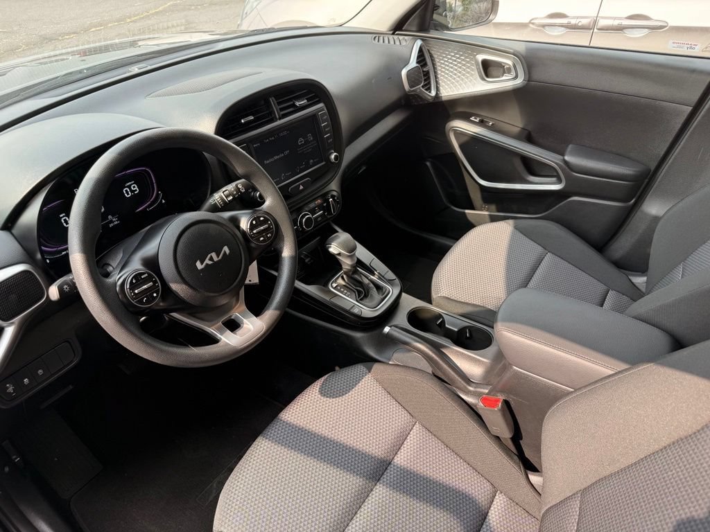 Used 2023 Kia Soul LX FWD image 2
