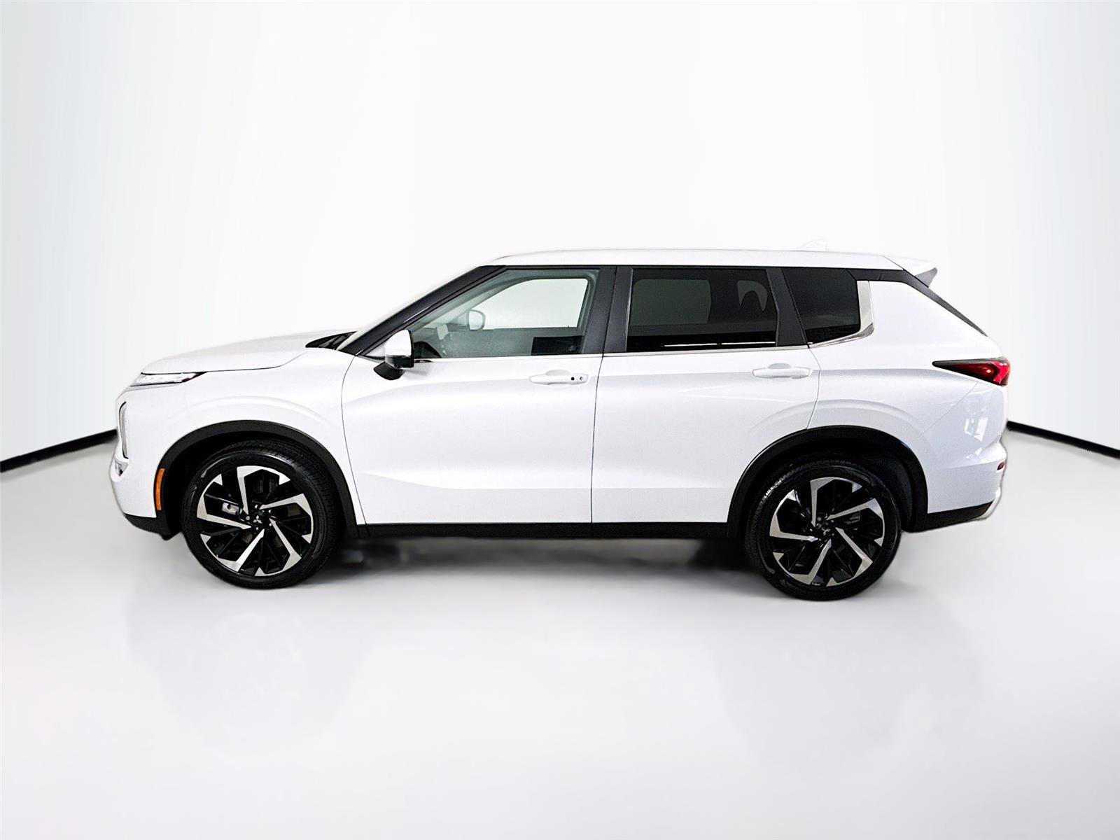 Used 2024 Mitsubishi Outlander SE image 29