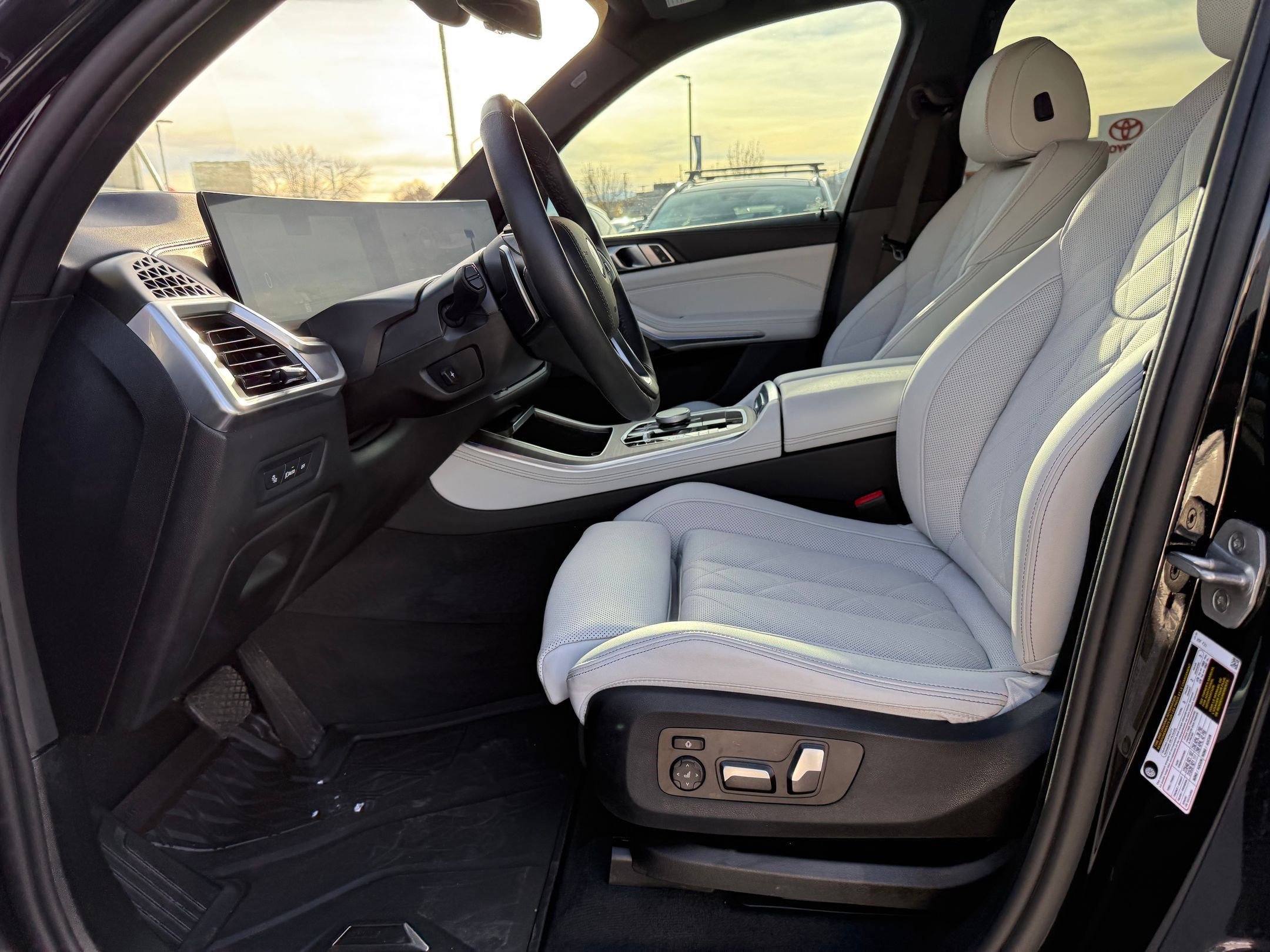 Used 2025 BMW X5 sDrive40i w/ Premium Package image 27