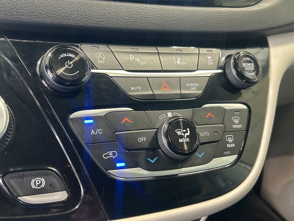 Used 2024 Chrysler Pacifica Touring-L image 38