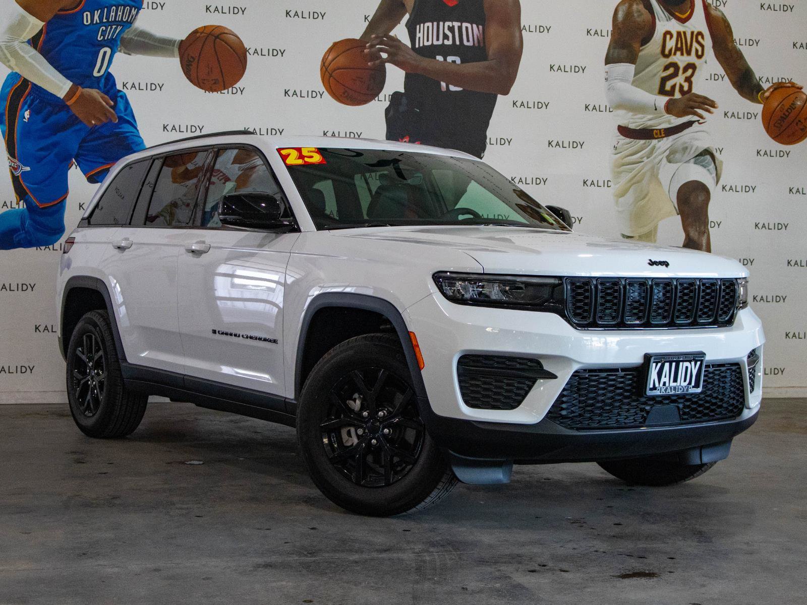 Used 2025 Jeep Grand Cherokee Altitude image 2