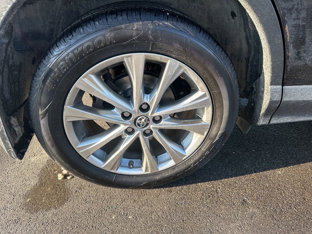 Used 2018 Toyota RAV4 Limited w/ Advanced Technology Package image 29