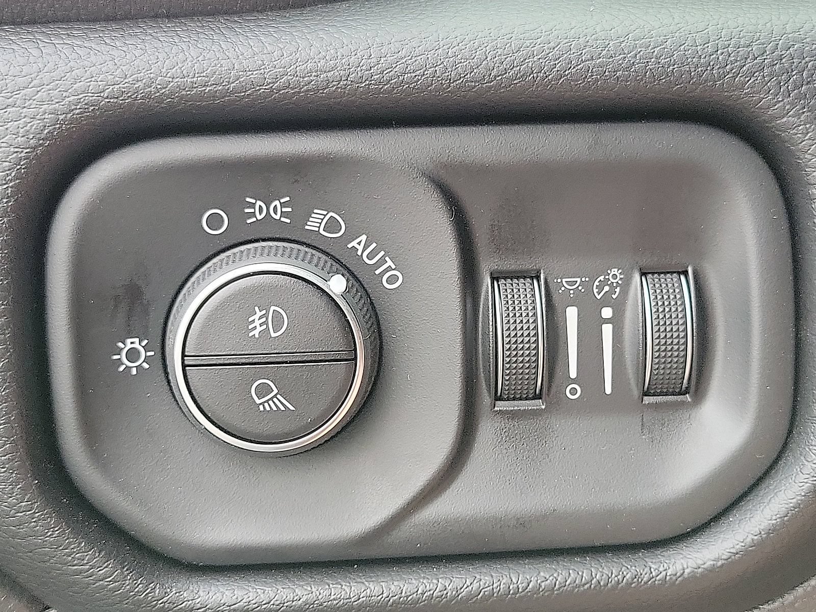New 2026 RAM 2500 Laramie AWD/4WD image 12