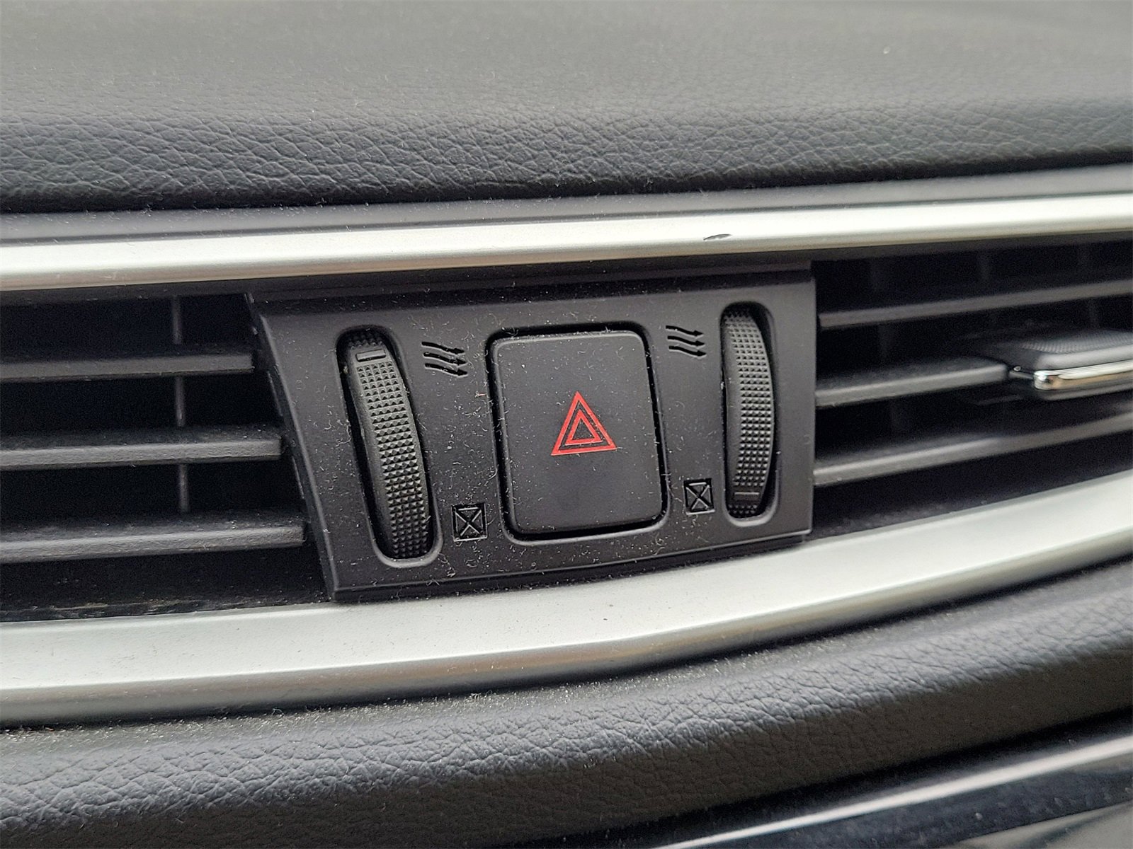 Used 2015 Nissan Rogue SV image 20