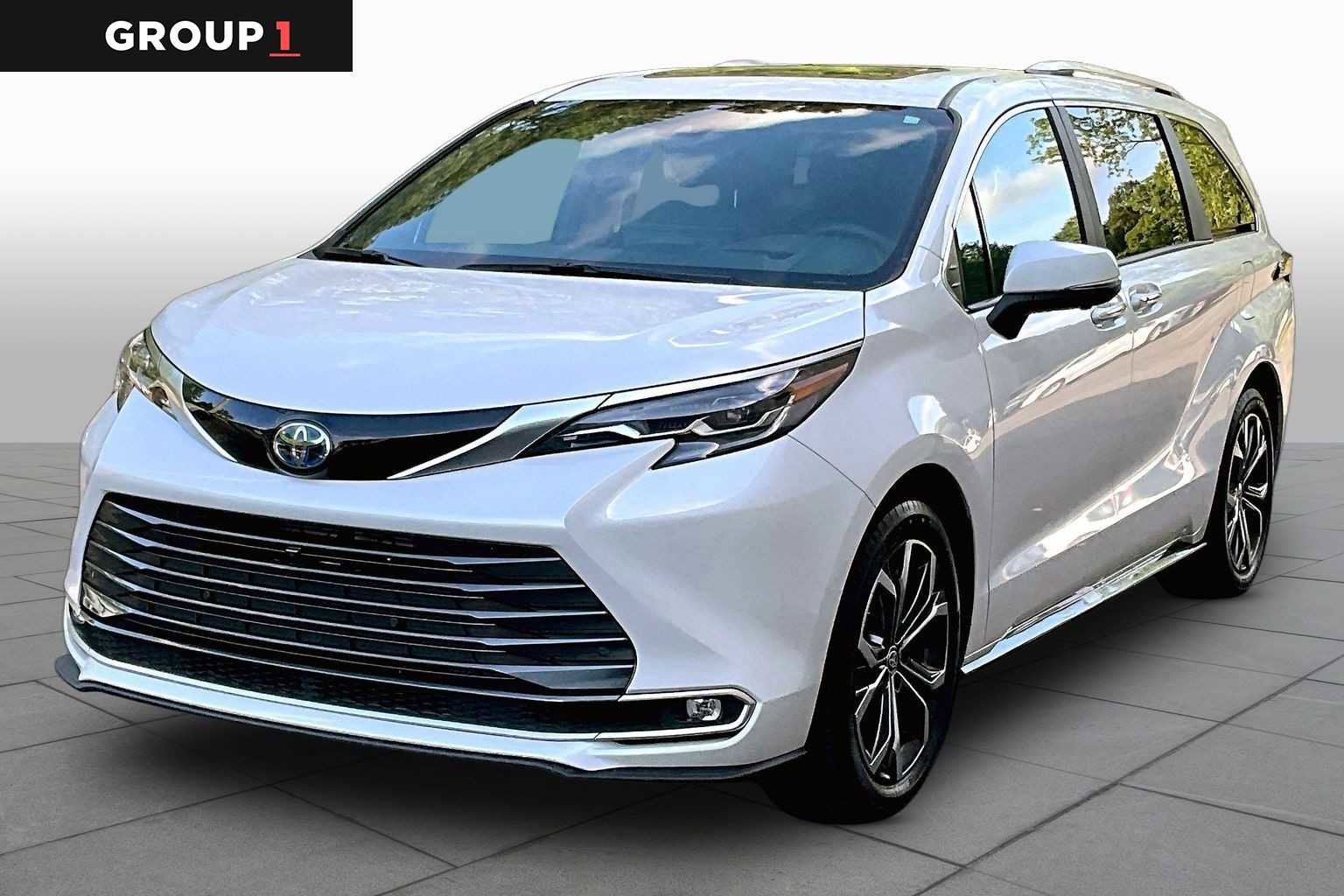 Used 2025 Toyota Sienna Platinum FWD image 1