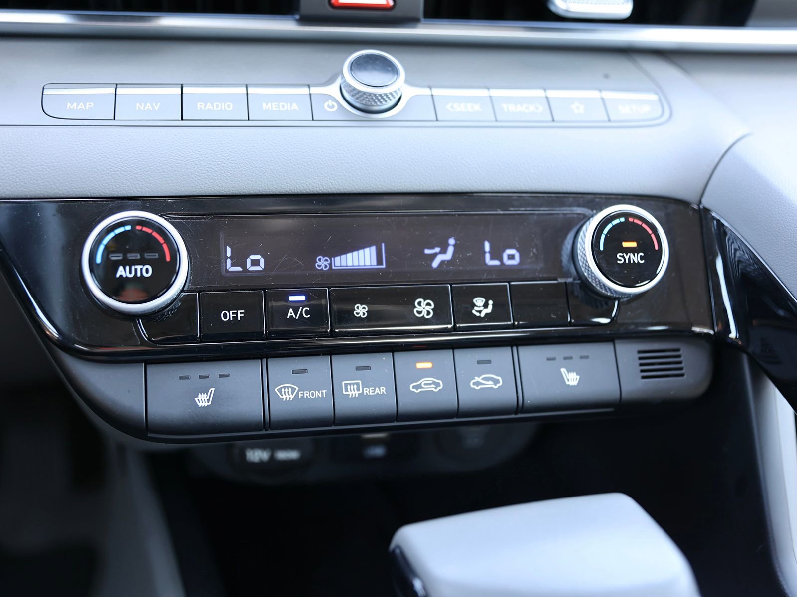 Used 2025 Hyundai Elantra SEL FWD image 24