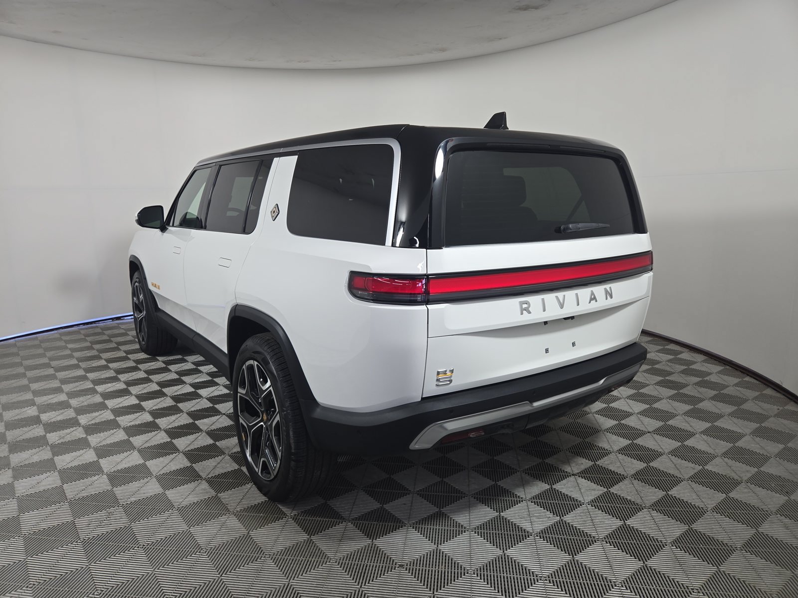 Used 2023 Rivian R1S Launch Edition Quad AWD/4WD image 3