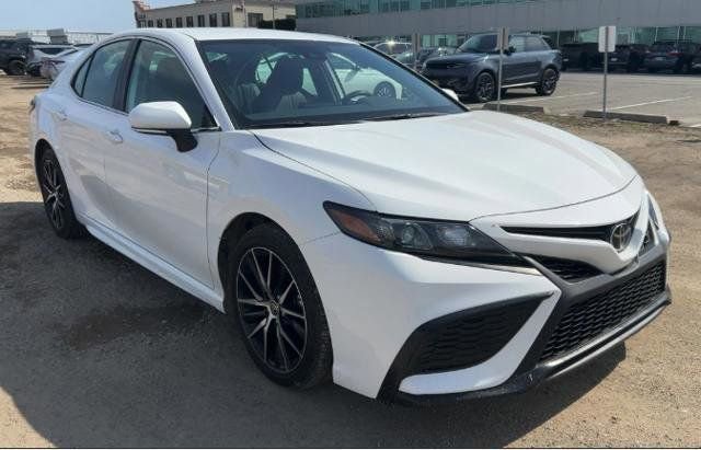 Used 2023 Toyota Camry SE image 3