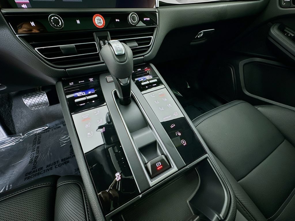 Certified 2026 Porsche Macan AWD/4WD image 19