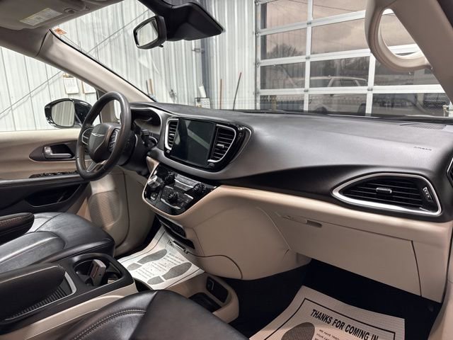 Used 2024 Chrysler Pacifica Touring-L image 26
