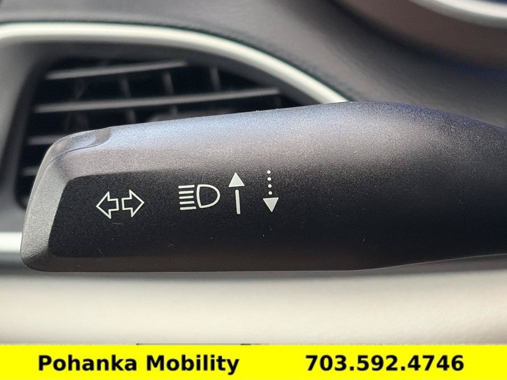 Used 2018 Chrysler Pacifica Touring-L FWD image 14