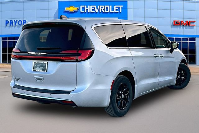 Used 2024 Chrysler Pacifica Touring-L image 5