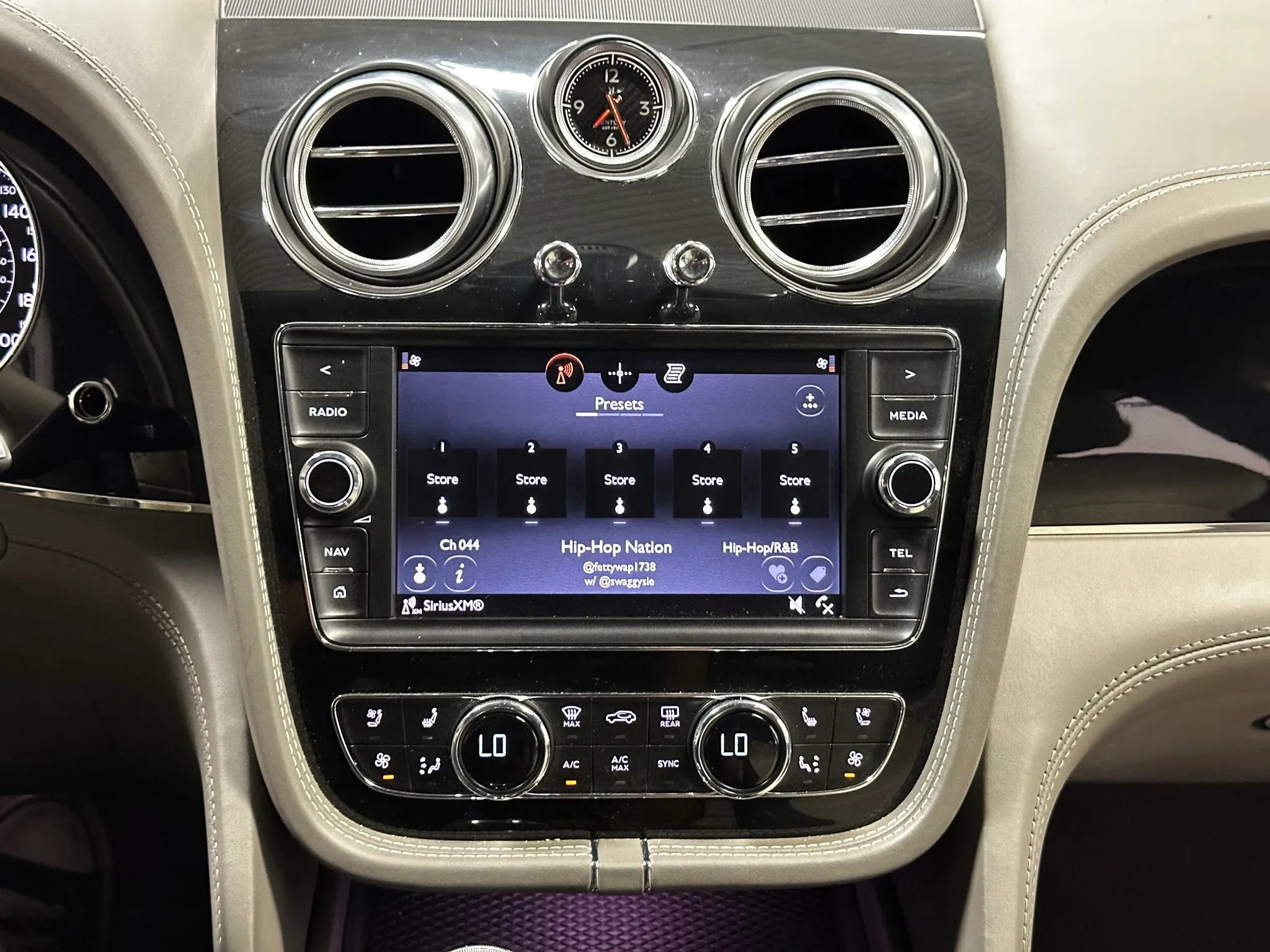 Used 2018 Bentley Bentayga AWD/4WD image 35