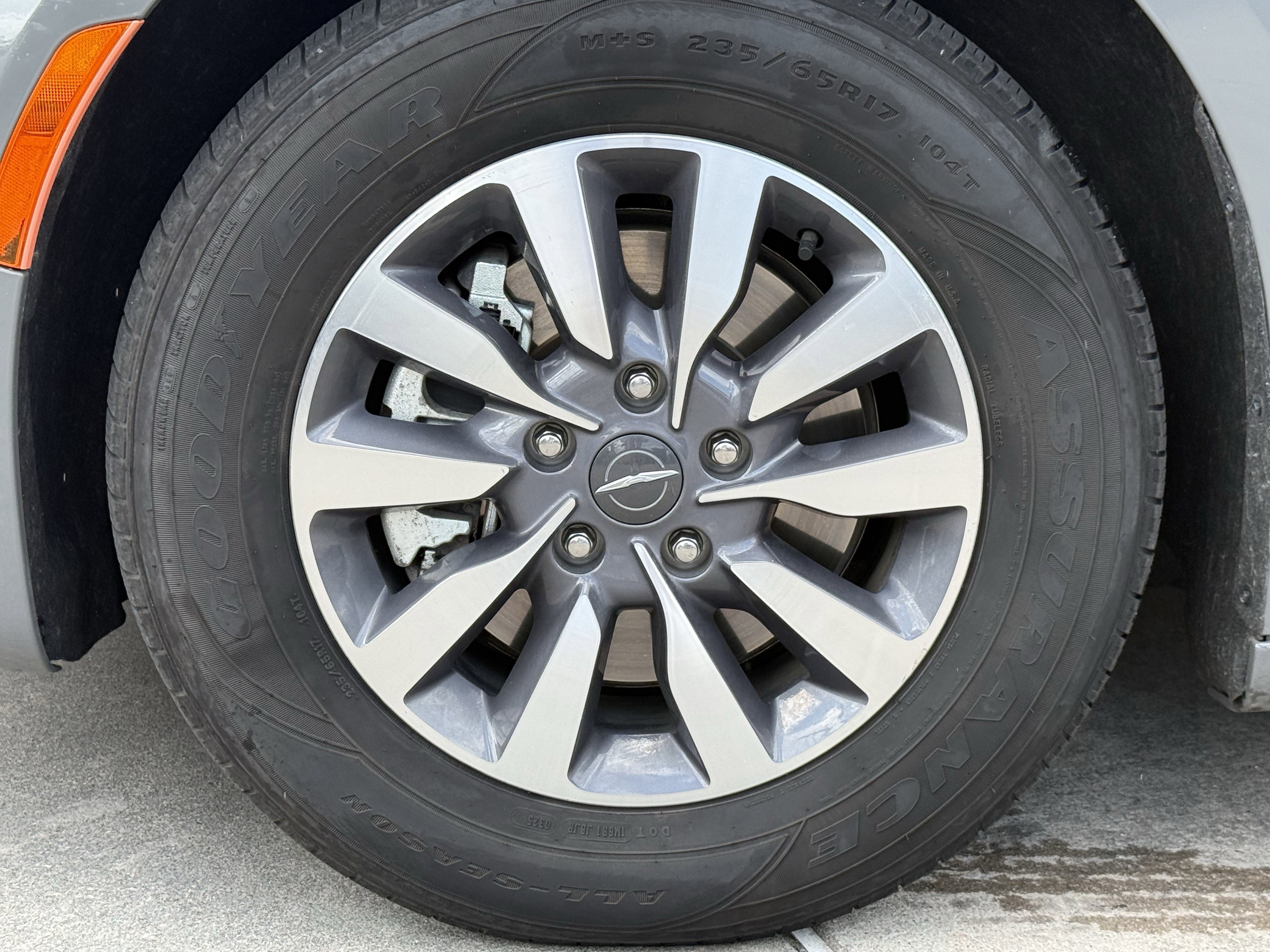 Used 2023 Chrysler Pacifica Touring-L image 13