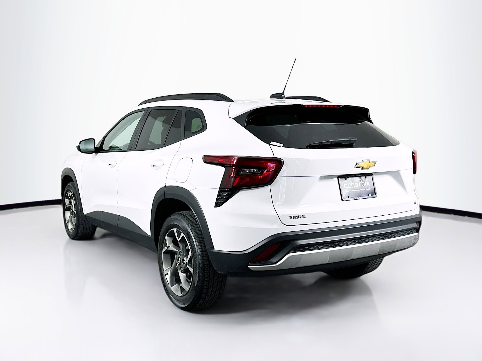 Used 2025 Chevrolet Trax LT w/ LT Convenience Package FWD image 5
